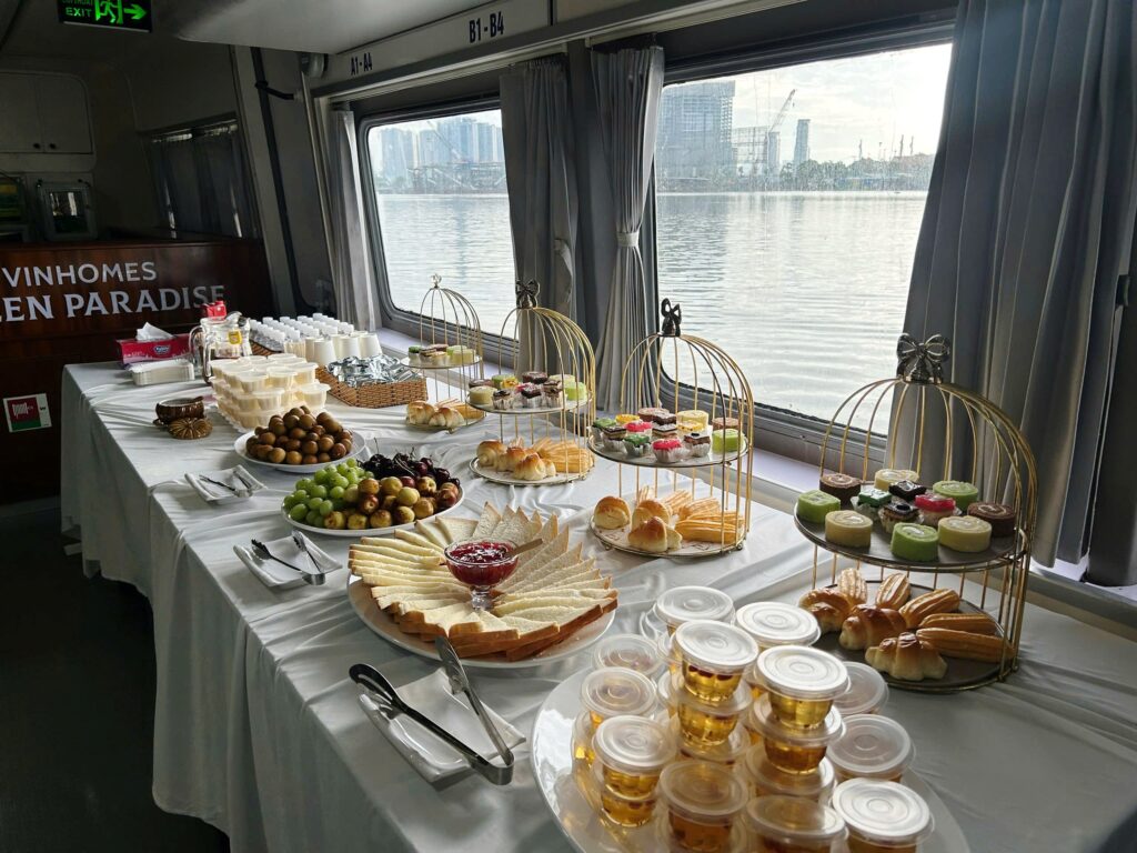 Chuẩn bị teabreak cho đoàn đi rải tro cốt trên sông Sài Gòn