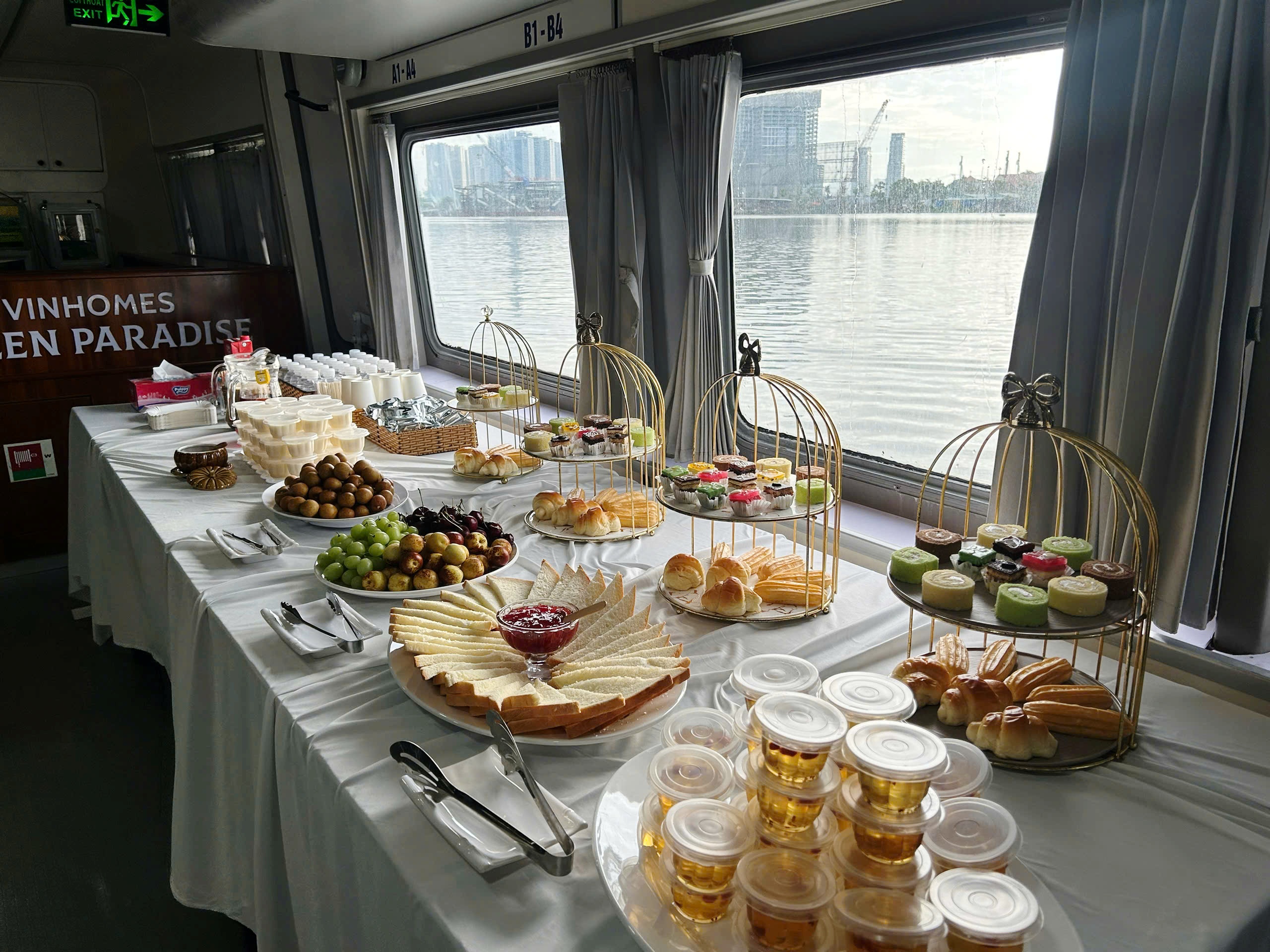 Chuẩn bị teabreak cho đoàn đi rải tro cốt trên sông Sài Gòn